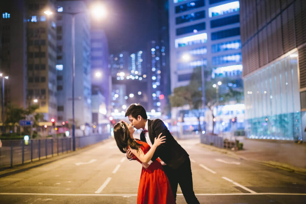 夜の街で抱き合うカップルの画像