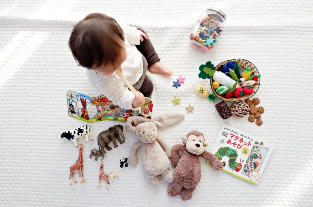子供とおもちゃを上から撮った画像
