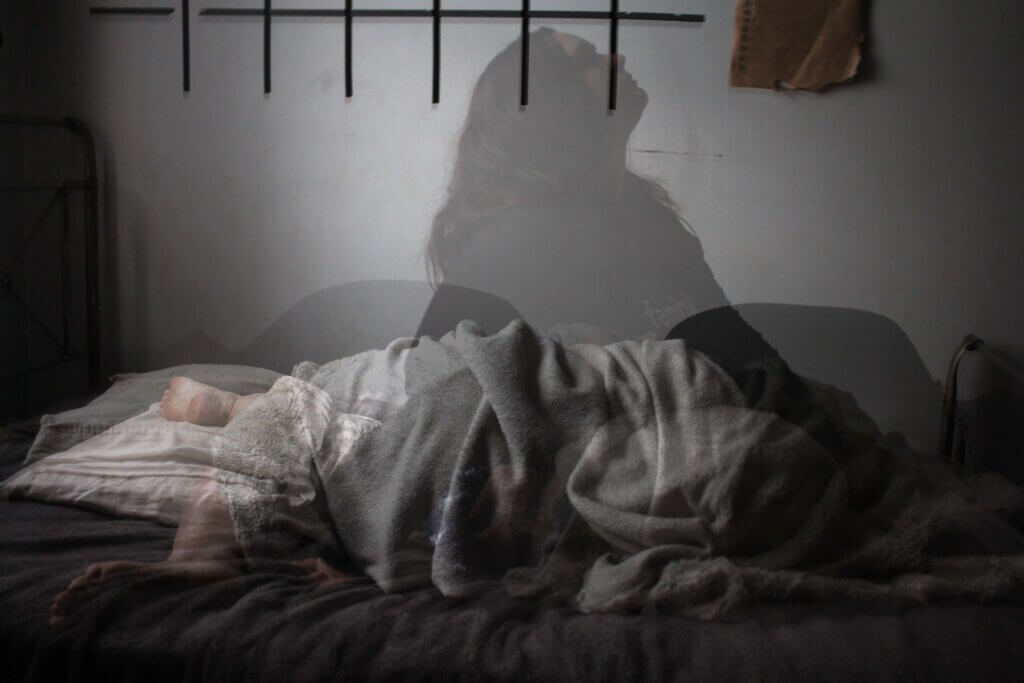 ベッドの上の透明な女性の画像