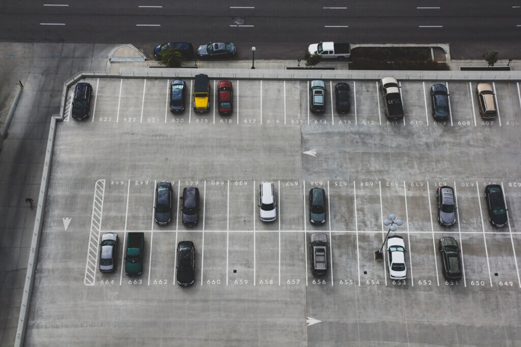 空からみた駐車場の写真