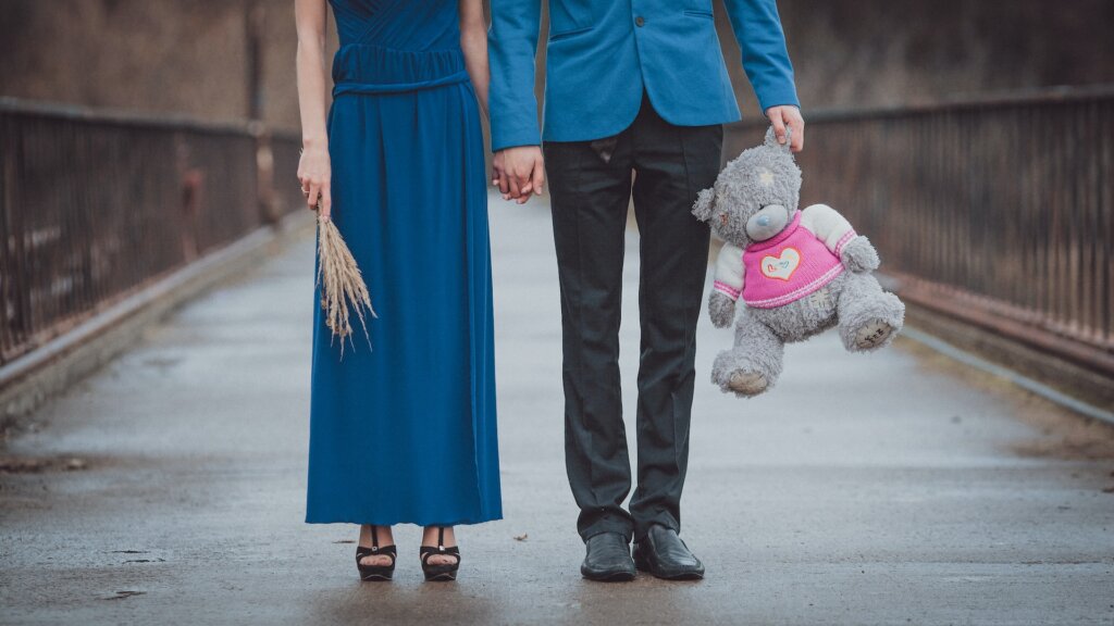 青い服のカップルの画像